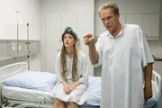 Frau Prof. Tümmler (Judith Richter) und ihr Mann Dr. Friedrich Tümmler (Christian Tramitz) müssen in die Quarantäne. Frau Prof. Tümmler (Judith Richter) und ihr Mann Dr. Friedrich Tümmler (Christian Tramitz) müssen in die Quarantäne.