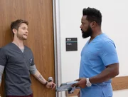 Dr. Conrad Hawkins (Matt Czuchry, l.); Dr. AJ Aust (Malcom-Jamal Warner, r.)