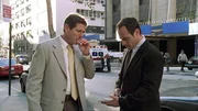 Detective Stabler (Christopher Meloni, r.) befragt Beau Miller (Bill Winkler). Dessen Schwester wurde w&auml;hrend der Er&ouml;ffnungsfeier eines Nobelhotels vergewaltigt.