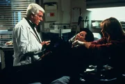 Dr. Mark Sloan (Dick Van Dyke, l.); Maskierter Zauberer (Val Valentino, Mitte)