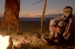 Mohamedou Slahi am Lagerfeuer in Nouakchott, Mauretanien