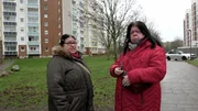 Pamela (re.) und Freundin Marita warten auf die Zahlungen vom Amt Pamela (re.) und Freundin Marita warten auf die Zahlungen vom Amt