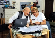 Mick (Tobias Rosen, r.) und Hannes (Claus Dieter Clausnitzer, l.) finden im Internet Indizien für die Wahrheit von Karls Geschichte. Mick (Tobias Rosen, r.) und Hannes (Claus Dieter Clausnitzer, l.) finden im Internet Indizien für die Wahrheit von Karls Geschichte.