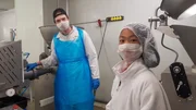 Nhung ermittelt in der Burger-Patty-Fleischmanufaktur mit Mitarbeiter Marcel. Nhung ermittelt in der Burger-Patty-Fleischmanufaktur mit Mitarbeiter Marcel.
