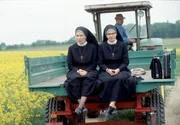 Nach einer Autopanne m&uuml;ssen Mutter Oberin (Rosel Zech, l.) und Schwester Hildegard (Andrea Sihler, r.) mit dem Traktor vorlieb nehmen.