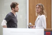 Dr. Conrad Hawkins (Matt Czuchry, l.); Nicolette Nevin (Emily VanCamp, r.) Dr. Conrad Hawkins (Matt Czuchry, l.); Nicolette Nevin (Emily VanCamp, r.)
