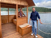 Tobias K&auml;mmerer auf dem Erlebnisfloss mit Ren&eacute; Findeisen (re.).