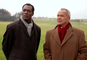 10 Uhr im Ersten. Von Joshua (Aloysius Itoka, l.) erf&auml;hrt Werner (Dirk Galuba, r.) Neuigkeiten &uuml;ber Charlotte.