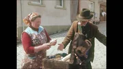 In der bäuerliche Gemeinde Fichtenau wohnen fast ausschließlich Händler, Landfahrer und Schausteller. Im Bild: Bürstenbinder Albert Müller kommt mit einer Bauersfrau ins Geschäft. In der bäuerliche Gemeinde Fichtenau wohnen fast ausschließlich Händler, Landfahrer und Schausteller. Im Bild: Bürstenbinder Albert Müller kommt mit einer Bauersfrau ins Geschäft.