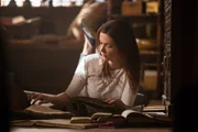 Voller Neugierde durchst&ouml;bert Juliette (Bitsie Tulloch) die B&uuml;cher in Nicks Wohnwagen und macht die eine oder andere erstaunliche Entdeckung.