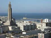 Blick auf Le Havre mit der Saint-Joseph Kirche und der Hafenmole.