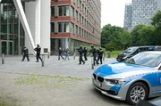 MEK Einsatz: Nina Sieveking (Wanda Perdelwitz, 3.v.l.) und Harry M&ouml;ller (Maria Ketikidou, 4.v.l.) st&uuml;rmen mit den Kollegen das Bankgeb&auml;ude.