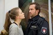 Paul D&auml;nning (Jens M&uuml;nchow, r.) will von Sylvia Havel (Julia Nachtmann, l.), der schw&auml;bischen Besitzerin eines Yoga-Studios wissen, ob sie Frittenbudenbesitzer Curry-Kurti tats&auml;chlich den Arm ausgekugelt hat.