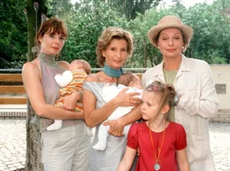 Die Fernsehmoderatorin Franziska (Susanne Uhlen, Mitte) hat mit ihrer Schwiegermutter Alma (Nadja Tiller, rechts), ihrer Freundin Marie (Dana Vavrova) und ihrer Tochter Fanny (Elodie Carstensen) eine Frauen-Wohngemeinschaft gegr&uuml;ndet.