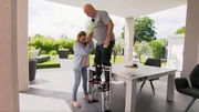 Nicole und Detlef Steves testen die "Instaloo Stelzen".