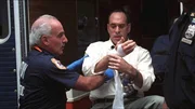 W&auml;hrend einer Streiterei mit seiner Ehefrau wurde Sergeant Lloyd Andrews (Nestor Serrano, r.) an der Hand verletzt.