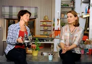 Merle (Anja Franke, l.) r&auml;t ihrer Freundin Jana (Jenny J&uuml;rgens, l.), sofort nach Marokko zu reisen, um die Argan&ouml;l-Kooperative zu unterst&uuml;tzen.