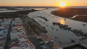 Die Kleinstadt Santa Luzia: Ein Zentrum der portugiesischen Krakenfischerei. Die Kleinstadt Santa Luzia: Ein Zentrum der portugiesischen Krakenfischerei.