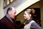Pavel Materna (Vaclav Mares) freut sich mit Vera Mai (Hanna Sevicikova) auf den Enkel, der die Tradition des Hauses Materna weiterf&uuml;hren soll...
