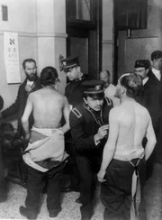 Medizinische Untersuchung auf Ellis Island.