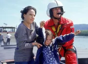 Jana (Claudia Bl&uuml;hmann) und Dr. Harland (Urs Remond) befreien ein Kind.