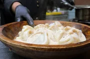 Chinkali sind eine georgische Spezialit&auml;t: Die traditionellen Teigtaschen werden einfach mit den Fingern gegessen.