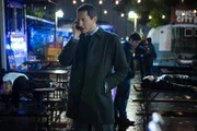 W&auml;hrend einer Tatortbegehung bekommt Captain Renard (Sasha Roiz) einen wichtigen Anruf. Nick Burkhardt (David Giuntoli, hinten) guckt sich in der Zeit eine Leiche genauer an.