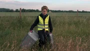 Milan aus Potsdam ist schon frühmorgens auf einem Feld unterwegs. Dort sucht und rettet er Rehkitze, die von ihrer Mutter im hohen Gras abgelegt wurden. Milan aus Potsdam ist schon frühmorgens auf einem Feld unterwegs. Dort sucht und rettet er Rehkitze, die von ihrer Mutter im hohen Gras abgelegt wurden.