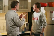 Dr. James Wilson (Robert Sean Leonard, r.) ist ziemlich sauer als er erfährt, dass House (Hugh Laurie, l.) ohne ihn einen wöchentlichen Pokerabend besucht. Dr. James Wilson (Robert Sean Leonard, r.) ist ziemlich sauer als er erfährt, dass House (Hugh Laurie, l.) ohne ihn einen wöchentlichen Pokerabend besucht.