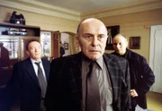 Die Kommissare Ehrlicher (Peter Sodann, links) und Kain (Bernd Michael Lade, rechts) verh&ouml;ren den Vater des Ermordeten (Vaclav Mares).
