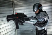 Mensch oder Maschine? Der Polizist Alex Murphy (Joel Kinnaman) soll als RoboCop f&uuml;r Sicherheit und Ordnung sorgen, als die Verbrechen au&szlig;er Kontrolle geraten. Doch ist er wirklich so kontrollierbar, wie sich seiner Erschaffer das w&uuml;nschen?