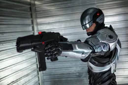 Mensch oder Maschine? Der Polizist Alex Murphy (Joel Kinnaman) soll als RoboCop f&uuml;r Sicherheit und Ordnung sorgen, als die Verbrechen au&szlig;er Kontrolle geraten. Doch ist er wirklich so kontrollierbar, wie sich seiner Erschaffer das w&uuml;nschen?
