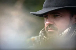 Bei Regen, Wind und sengender Sonne begleitet der Philosoph Baptiste Morizot eine Przewalski-Wildstute und ihre Herde f&uuml;r sein Forschungsprojekt.