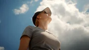 Wie hält sie das aus? Dachdeckermeisterin Julia Peetz arbeitet bei mehr als 30°C auf dem Dach. Wie hält sie das aus? Dachdeckermeisterin Julia Peetz arbeitet bei mehr als 30°C auf dem Dach.
