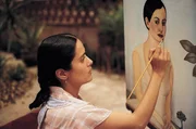 Nach ihrem folgenschweren Unfall wird die Malerei f&uuml;r Frida Kahlo (Salma Hayek) zum Ausdrucksmittel f&uuml;r ihre k&ouml;rperlichen und seelischen Qualen