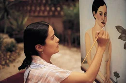 Nach ihrem folgenschweren Unfall wird die Malerei f&uuml;r Frida Kahlo (Salma Hayek) zum Ausdrucksmittel f&uuml;r ihre k&ouml;rperlichen und seelischen Qualen
