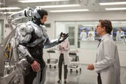 Nachdem der Cop Alex Murphy (Joel Kinnaman, l.) einer Sprengladung zum Opfer gefallen ist, nutzt ihn Dr. Norton (Gary Oldman, r.) als Versuchsperson und verwandelt ihn in eine Mischung aus Mensch und Maschine - und erschafft so den ersten RoboCop ...