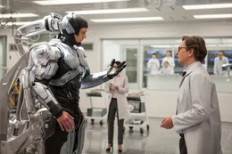 Nachdem der Cop Alex Murphy (Joel Kinnaman, l.) einer Sprengladung zum Opfer gefallen ist, nutzt ihn Dr. Norton (Gary Oldman, r.) als Versuchsperson und verwandelt ihn in eine Mischung aus Mensch und Maschine - und erschafft so den ersten RoboCop ...