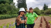 Betriebsleiterin Ines Küter begleitet Nhung auf ihrer Spurensuche auf einem Salatfeld in Brandenburg. Betriebsleiterin Ines Küter begleitet Nhung auf ihrer Spurensuche auf einem Salatfeld in Brandenburg.