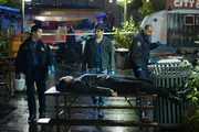 Kann Nick (David Giuntoli, M.) gut genug schauspielern, als Sargent Wu (Reggie Lee, l.) ihm die Opfer eines brutalen Mordes zeigt oder wird er verraten, dass er den M&ouml;rder bereits kennt?