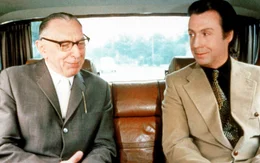 L-R: Herr Kannenberg (Theo Lingen), Dr. Peter Markus (Peter Alexander)