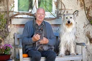 ARD/HEITER BIS T&Ouml;DLICH - FUCHS UND GANS, neue Krimiserie (8 Folgen), Folge 1 "12 Uhr Mittags", am Donnerstag (20.09.12) um 18.50 Uhr im Ersten. Urban Fuchs (Peter Bongartz), fr&uuml;hpensionierter, kauziger Kriminalhauptkommissar lebt mit seinem Hund Herr Kaiser und Katze Cassandra in dem romantischen Stadtrandhaus, das Emily Gans von ihrer Tante geerbt hat. Der eigensinnige und eigenbr&ouml;tlerische Wohngenosse pocht auf sein Wohnrecht auf Lebenszeit und versucht, die neue Eigent&uuml;merin und Mitbewohnerin mit Tat und spitzem Wort zu vergraulen.