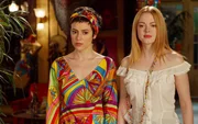 Um einen schleimigen D&auml;mon zu vernichten, kommen die M&auml;chtigen Drei im Manor wieder zusammen. Dabei staunen Phoebe (Alyssa Milano, l.) und Paige (Rose McGowan, r.) nicht schlecht, was Piper inzwischen aus deren Zimmern gemacht hat ...