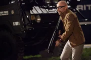 Als Spezialist kann Rick Mattox (Jackie Earle Haley) mit Maschinen besser umgehen als jeder andere. Die Ausbildung des neuen Roboters mit der besonderen menschlichen Eigenschaft, bringt selbst den Experten an seine Grenzen.