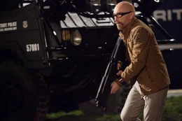 Als Spezialist kann Rick Mattox (Jackie Earle Haley) mit Maschinen besser umgehen als jeder andere. Die Ausbildung des neuen Roboters mit der besonderen menschlichen Eigenschaft, bringt selbst den Experten an seine Grenzen.