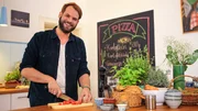 Wenn’s schnell gehen muss, gibt’s Tiefkühlpizza. Doch wie wird sie hergestellt? Dieser Frage geht unser Ermittlungstrio nach und deckt in spannenden Experimenten die Zusammensetzung auf. Wer mehr Zeit hat: eine leckere Alternative bereitet Koch Felix Denzer zu. Wenn’s schnell gehen muss, gibt’s Tiefkühlpizza. Doch wie wird sie hergestellt? Dieser Frage geht unser Ermittlungstrio nach und deckt in spannenden Experimenten die Zusammensetzung auf. Wer mehr Zeit hat: eine leckere Alternative bereitet Koch Felix Denzer zu.