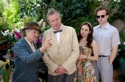 V.l.n.r.: Miss Marple (Julia McKenzie), Claude Evans (Mark Williams), Frankie Derwent (Georgia Moffett) und Roger Bassington (Rafe Spall).