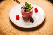Nachspeise: Mousse mit Beeren der Saison. Nachspeise: Mousse mit Beeren der Saison.