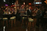 Verbringen einen besonderen Abend: Ted (Josh Radnor, r.), Marshall (Jason Segel, M.), Barney (Neil Patrick Harris, 2.v.r.), Lily (Alyson Hannigan, 2.v.l.) und Robin (Cobie Smulders, l.) ... Verbringen einen besonderen Abend: Ted (Josh Radnor, r.), Marshall (Jason Segel, M.), Barney (Neil Patrick Harris, 2.v.r.), Lily (Alyson Hannigan, 2.v.l.) und Robin (Cobie Smulders, l.) ...