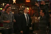 Marshall (Jason Segel, l.) freut sich mit Ted (Josh Radnor, r.), da Barney (Neil Patrick Harris, M.) ihm einen Job vermittelt hat, jedoch ahnen sie noch nicht, dass Barney ihn kurz darauf wieder zurück zieht, da er einen besseren Kandidaten gefunden hat ... Marshall (Jason Segel, l.) freut sich mit Ted (Josh Radnor, r.), da Barney (Neil Patrick Harris, M.) ihm einen Job vermittelt hat, jedoch ahnen sie noch nicht, dass Barney ihn kurz darauf wieder zurück zieht, da er einen besseren Kandidaten gefunden hat ...